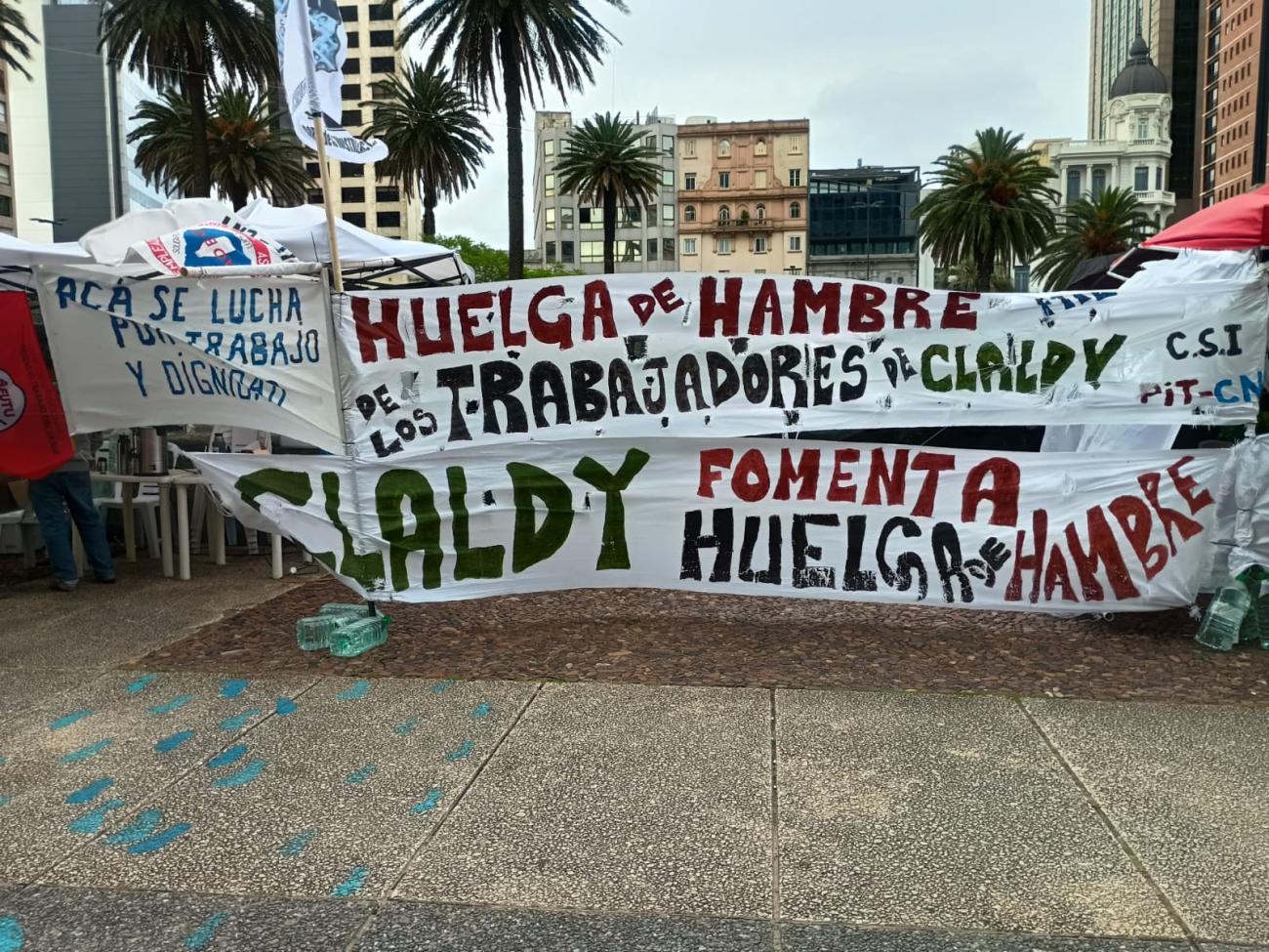 Exteriores de la carpa - Pancartas 3