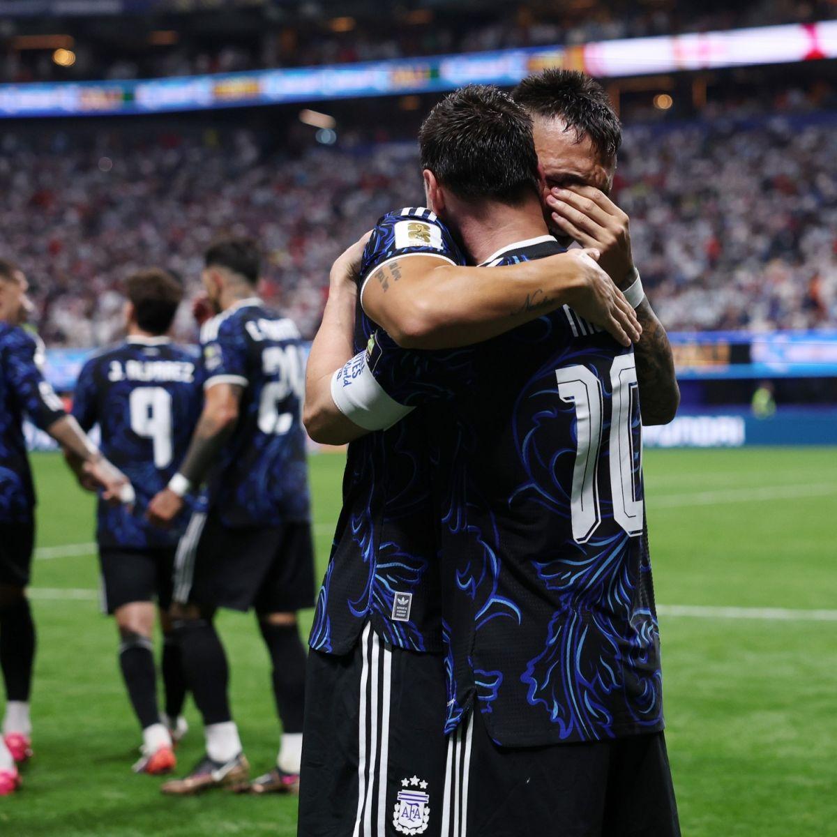 Messi y Lautaro Martínez celebran